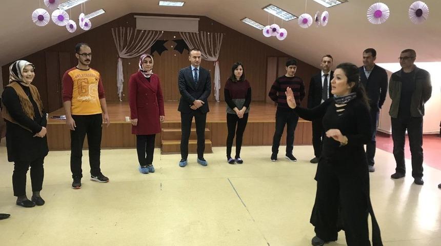 Ağrı Milli Eğitim M&uuml;d&uuml;r&uuml; Tekin &ouml;ğretmenlerle drama oyununa katıldı