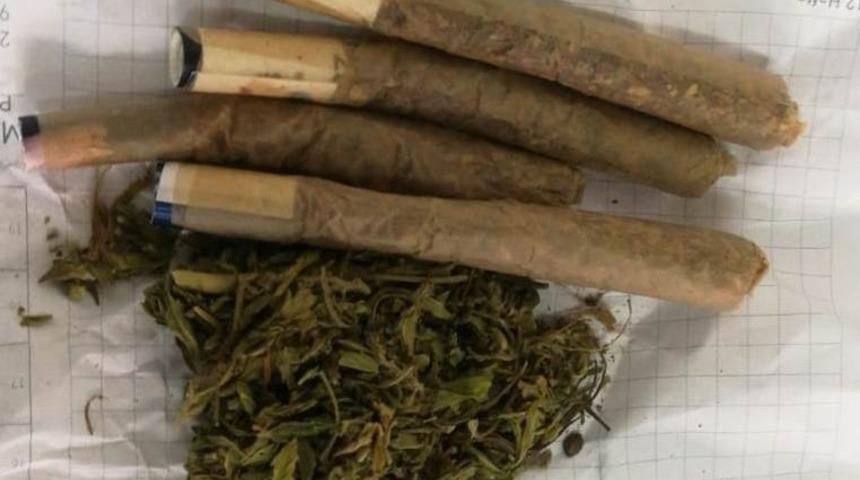 Aydın&rsquo;da jandarmanın durdurduğu ara&ccedil;tan uyuşturucu &ccedil;ıktı