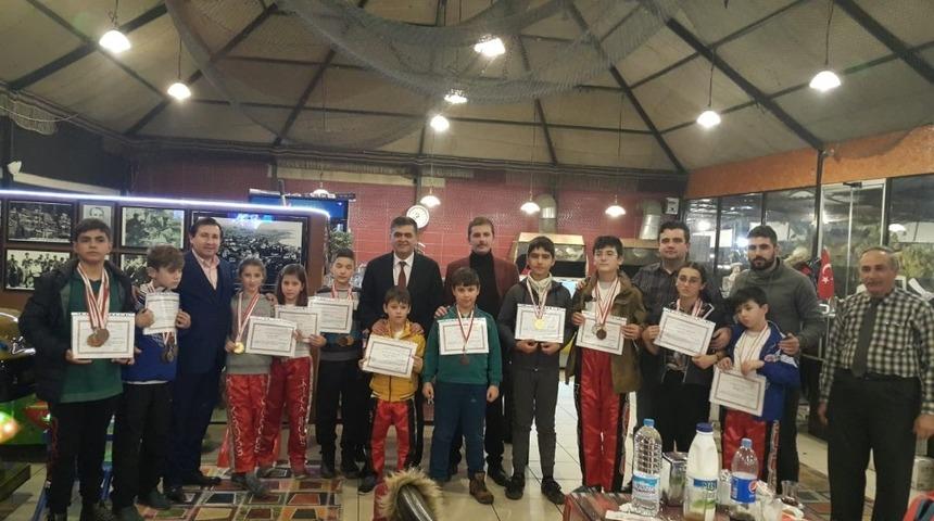 Başarılı sporcular &ouml;d&uuml;llendirildi