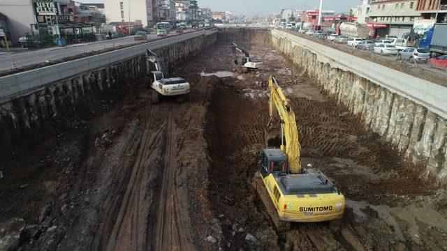 Köseköy Kavşağı’nda köprü kirişleri inşa ediliyor