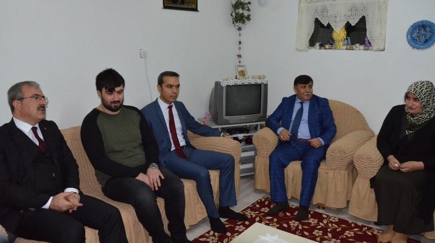 Vali Toaman Şehit ailesini ziyaret etti