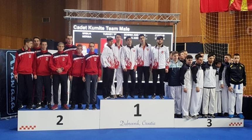 Kağıtsporlu  karateciler Avrupa&rsquo;dan başarılarla d&ouml;nd&uuml;ler