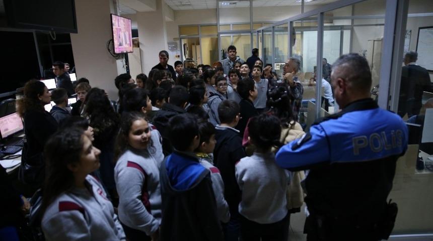 &Ouml;ğrenciler KGYS binasında