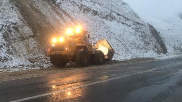 Hakkari-Van karayoluna düşen kayalar temizlendi