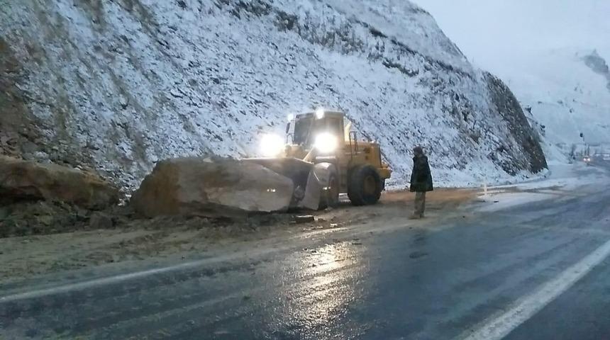 Hakkari-Van karayoluna d&uuml;şen kayalar temizlendi