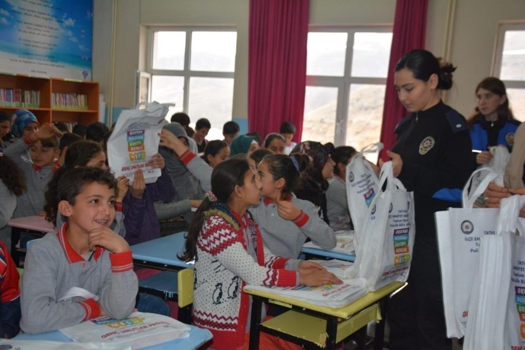 Tatvan polisinden &ouml;ğrencilere kitap desteği