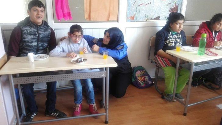 Polislerden engelli çocuklara ziyaret G2