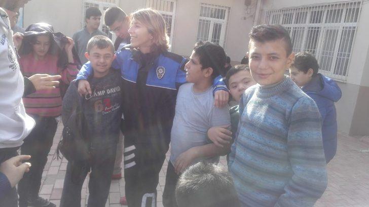 Polislerden engelli çocuklara ziyaret G3