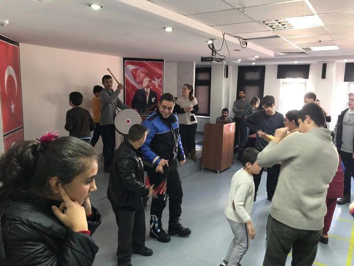 Polislerden engelli çocuklara ziyaret G4
