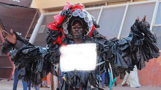 Poşetleri giyip sokağa çıkıyor! Sebebi çok ilginç