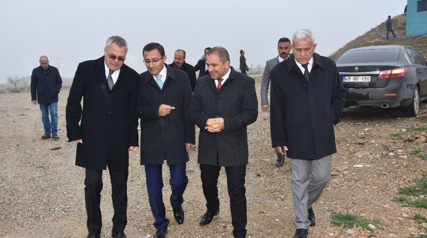 Vali Deniz, Alaşehir&rsquo;de Sera OSB&rsquo;sinin yapılacağı araziyi inceledi