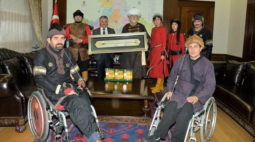 Atlı ok&ccedil;ular Vali Yazıcı&rsquo;yı ziyaret etti