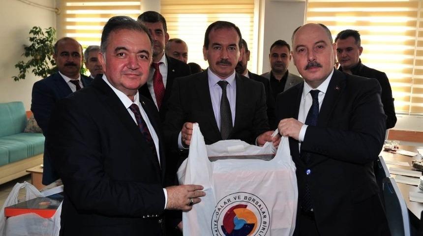 Osmaniye&rsquo;de &ouml;ğrencilere eşofman ve spor ayakkabısı yardımı