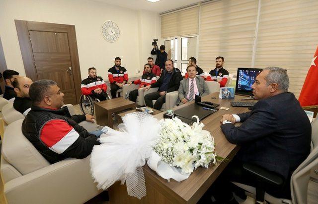 Tekerlekli Sandalye Basketbol Takımı’ndan Büyükşehir’e ziyaret