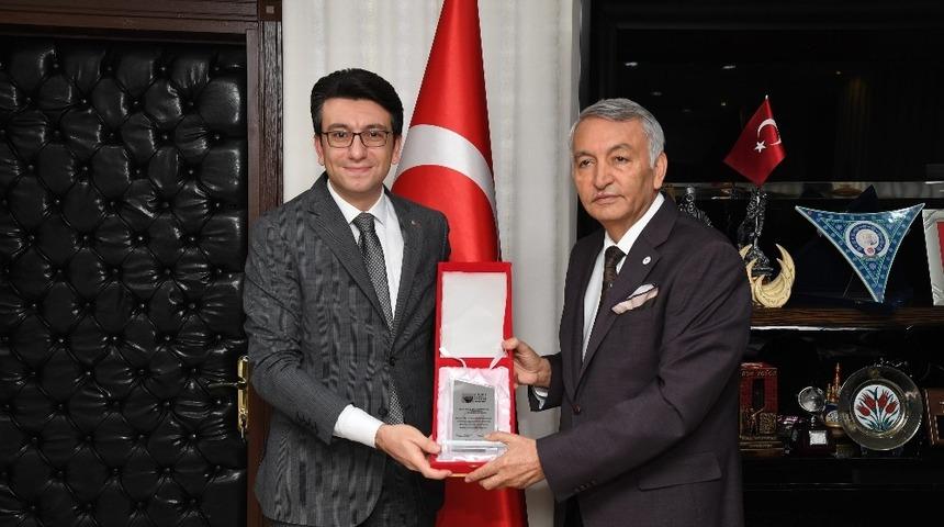 ADD&rsquo;den Başkan G&uuml;naydın&rsquo;a plaket