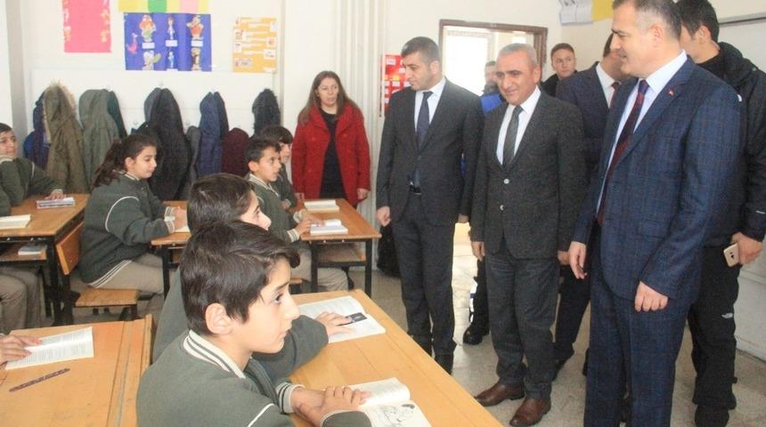 Vali Akbıyık: "Hakkari&rsquo;deki g&uuml;ndemimiz eğitim"