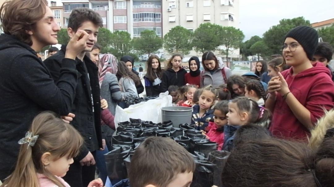Balıkesirli &ouml;ğrenciler yeşile katkı i&ccedil;in palamutları toprakla buluşturdu