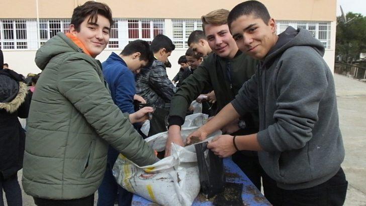 Balıkesirli öğrenciler yeşile katkı için palamutları toprakla buluşturdu G3