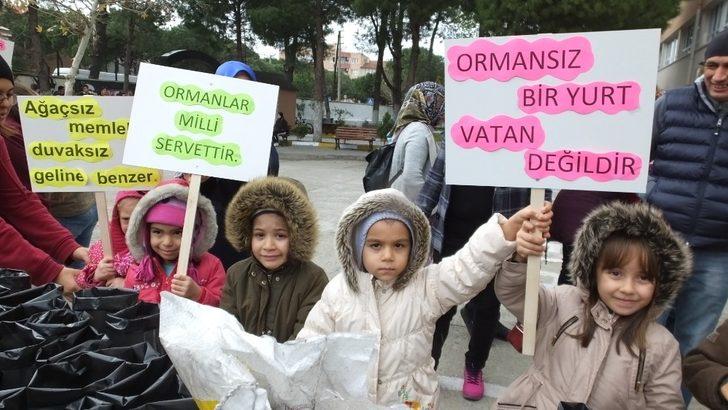 Balıkesirli öğrenciler yeşile katkı için palamutları toprakla buluşturdu G4