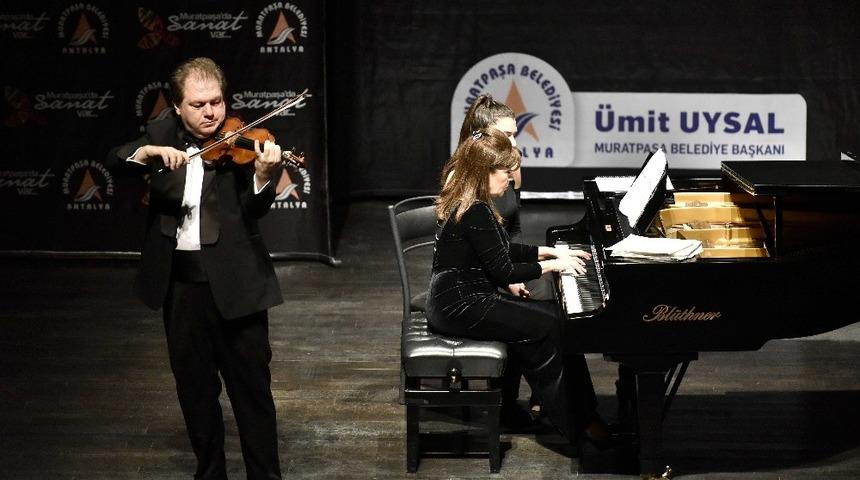 Sahnede Cihat Aşkın ve Mehru Ensari