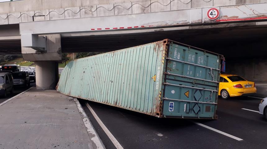 Florya'da TIR üst geçide çarptı, yol kapandı