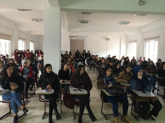 Üniversite Öğrencilerine AIDS semineri