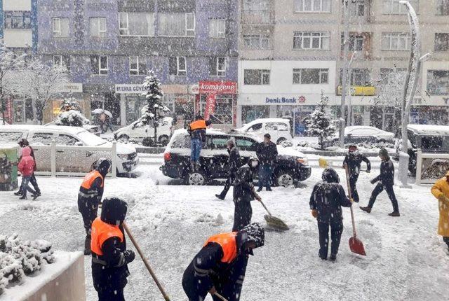 Hakkari karla mücadelede çalışması