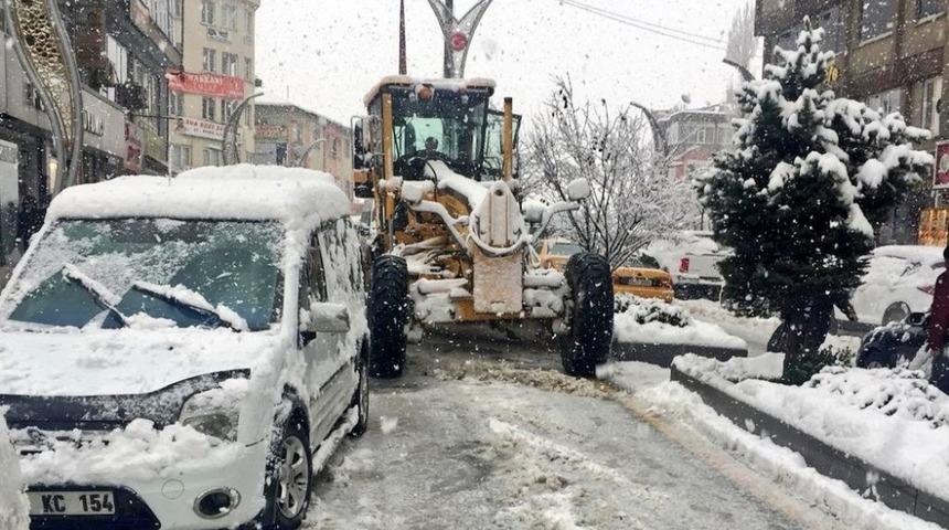 Hakkari karla mücadelede çalışması