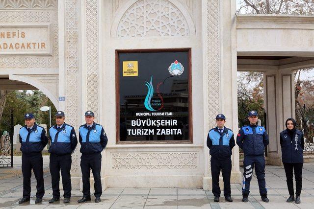 Büyükşehir Turizm Zabıtası ziyaretçilere rehberlik ediyor