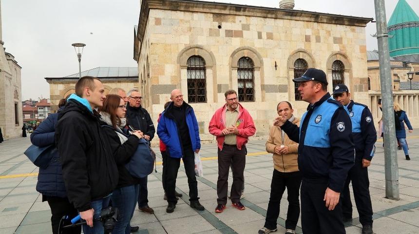 B&uuml;y&uuml;kşehir Turizm Zabıtası ziyaret&ccedil;ilere rehberlik ediyor