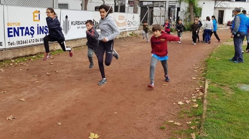 Burhaniyeli &ouml;ğrenciler atletizmde iddialı oldu