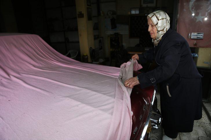 1957 model klasik otomobiline gözü gibi bakıyor G1