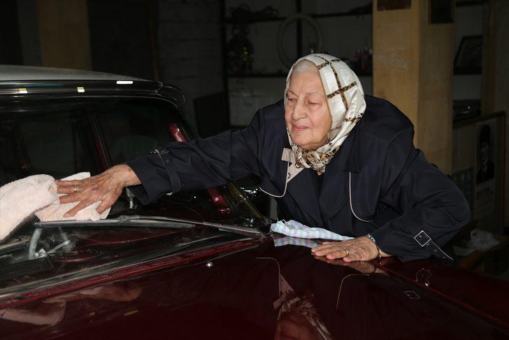 1957 model klasik otomobiline gözü gibi bakıyor G3
