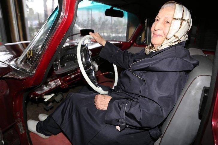 1957 model klasik otomobiline gözü gibi bakıyor G5