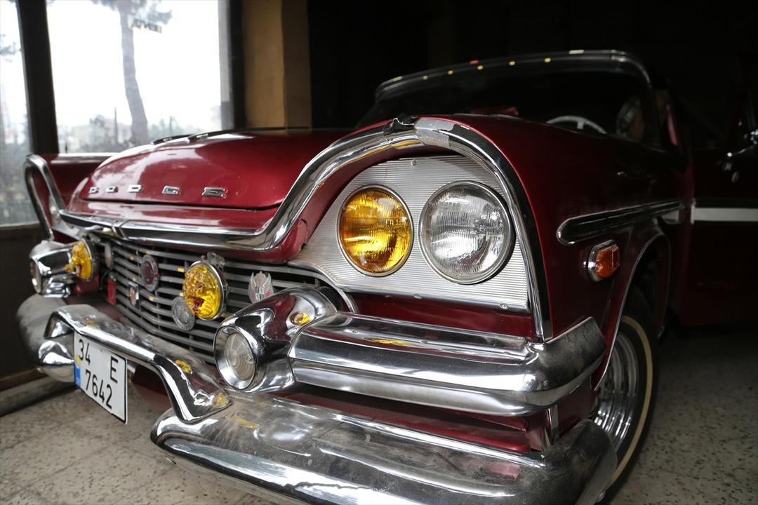 1957 model klasik otomobiline g&ouml;z&uuml; gibi bakıyor