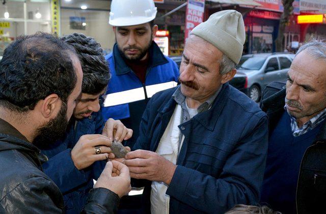 Elektrik direğinde asılı kalan kumruyu ekipler kurtardı