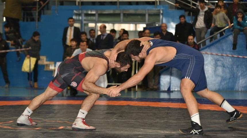 B&uuml;y&uuml;kşehirli g&uuml;reş&ccedil;iler &uuml;&ccedil;&uuml;nc&uuml; bitirdi