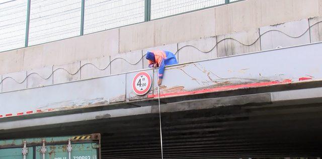 /ek fotoğrafla geniş haber/ Florya da TIR daki konteyner yola d&uuml;şt&uuml;: Kaza yerinde 4 metre tartışması 1