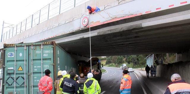 /ek fotoğrafla geniş haber/ Florya da TIR daki konteyner yola d&uuml;şt&uuml;: Kaza yerinde 4 metre tartışması 2