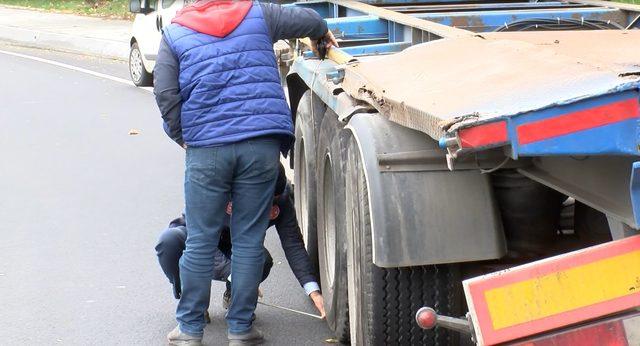 /ek fotoğrafla geniş haber/ Florya da TIR daki konteyner yola d&uuml;şt&uuml;: Kaza yerinde 4 metre tartışması 3