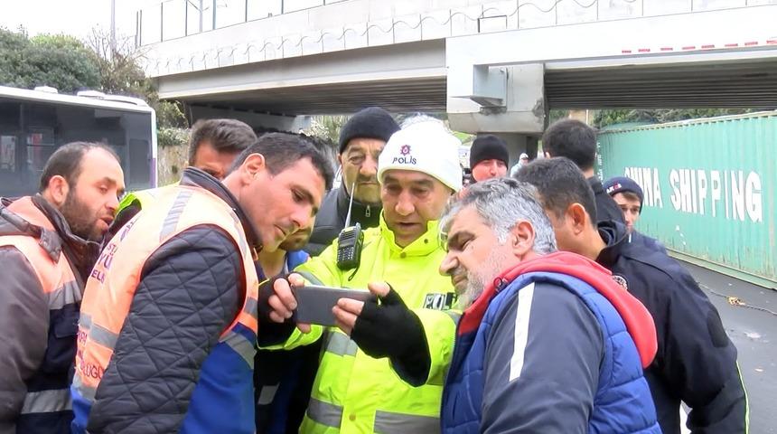 /ek fotoğrafla geniş haber/ Florya'da TIR'daki konteyner yola d&uuml;şt&uuml;: Kaza yerinde 4 metre tartışması