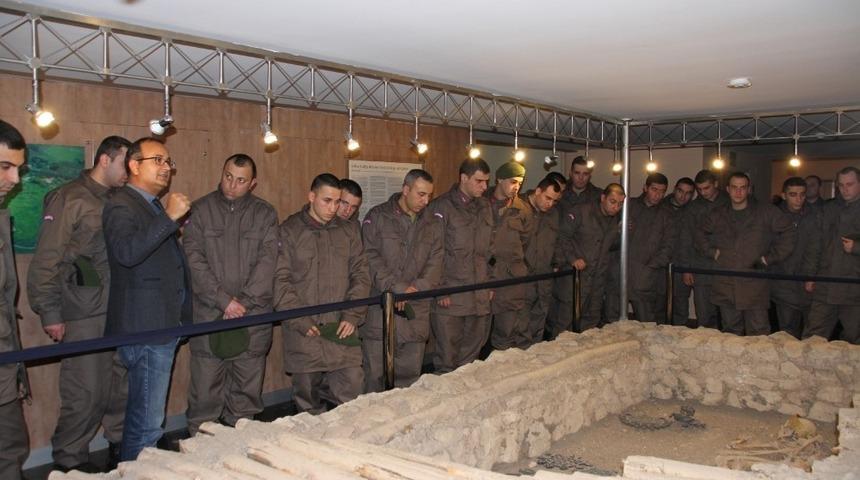 Bedelli askerler m&uuml;zeyi gezdi