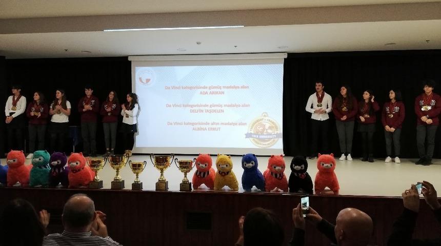 Mersinli &ouml;ğrenciler Amerika&rsquo;dan madalyalarla d&ouml;nd&uuml;