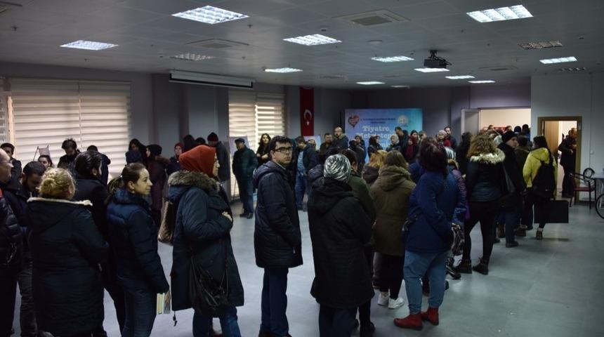 Tiyatro severlerin oluşturduğu uzun bilet kuyruğu