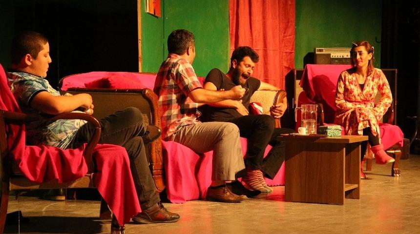 Erdemli Belediyesi Şehir Tiyatrosu g&ouml;sterime devam ediyor