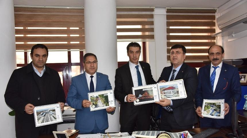 Boz&uuml;y&uuml;k il&ccedil;esinin tanıtımı i&ccedil;in bastırılan kişisel pullar teslim edildi