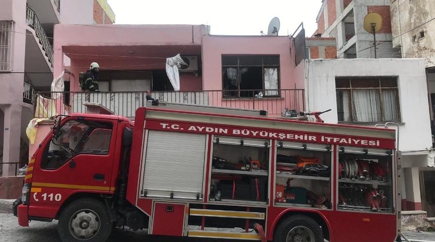 Kuşadası&rsquo;nda bir ev tamamen yandı; 1 yaralı