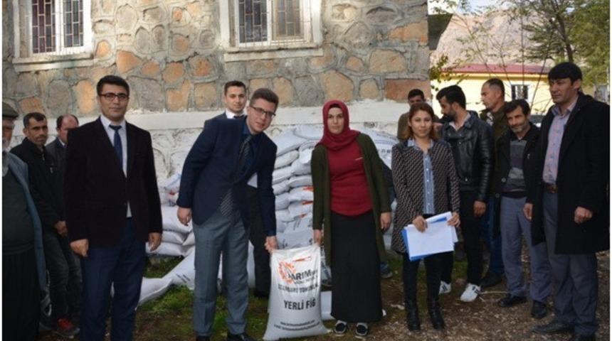 Gen&ccedil; &ccedil;ift&ccedil;ilere bitki tohumu dağıtıldı