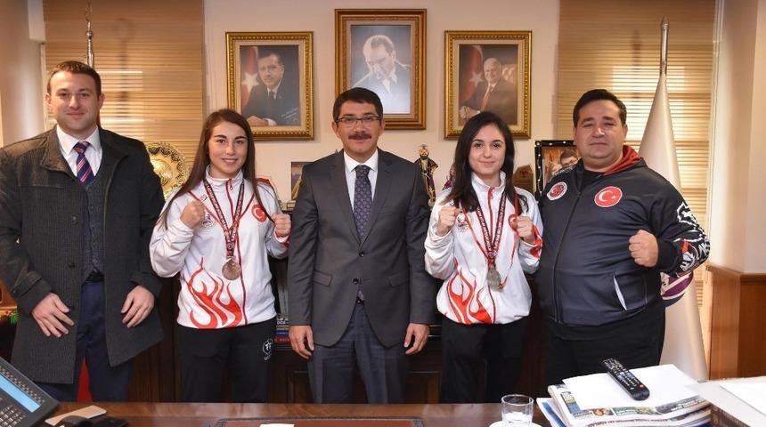 Şampiyonluk sevin&ccedil;lerini Başkan &Ccedil;elik&rsquo;le paylaştılar