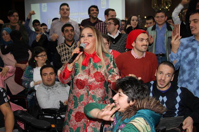 Safiye Soyman engelli vatandaşlarla düet yaptı